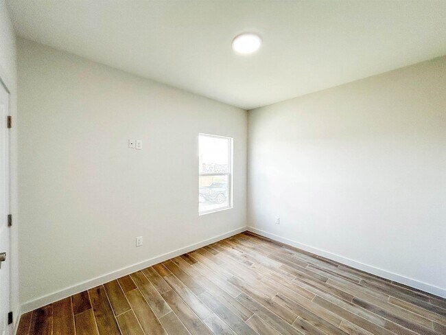 Building Photo - 5008 Rotonda Ln