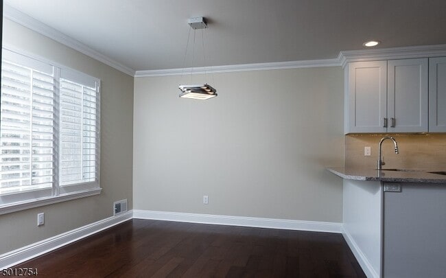 Building Photo - 255 Riveredge Dr