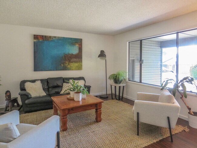 Building Photo - 4 Bedroom Tualatin Home Available - Inquir...