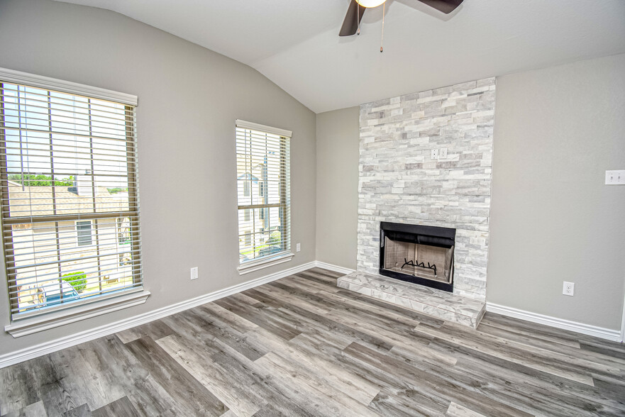 Living Room - Springfield Crossing Apartments