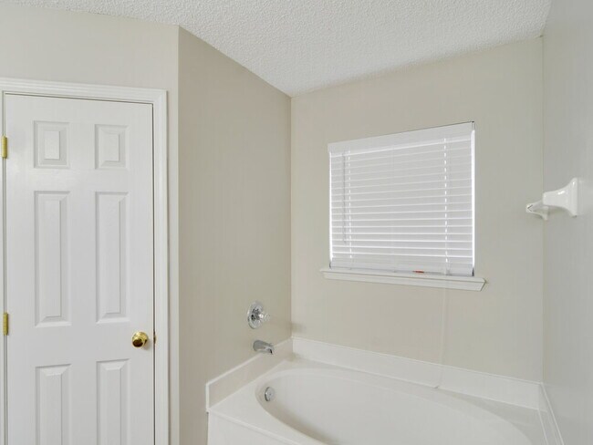 Building Photo - 2912 Ravine Hill Dr