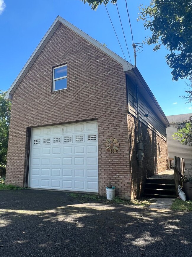 Building Photo - 1 Bedroom Garage Apartment - off Route 19 ...