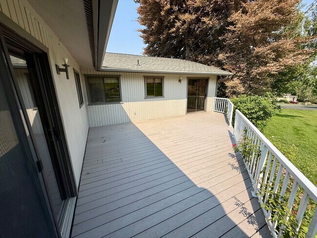 Building Photo - Beautiful Golf Course Home | 2 Bed • 2 Bath • Bonus Room
