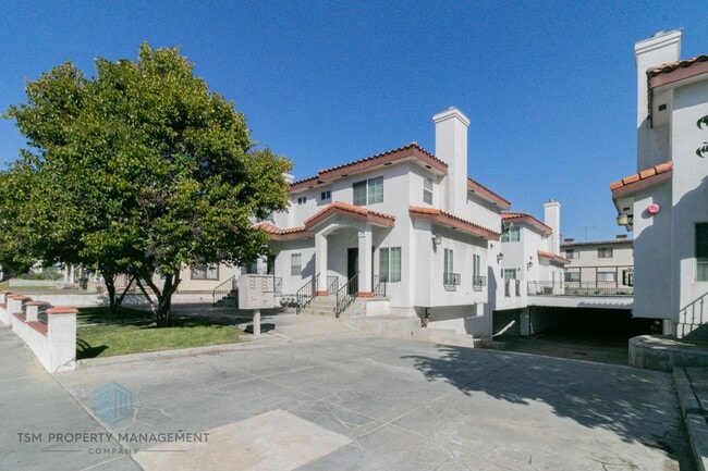 Building Photo - 2 Bed 2.5 Bath Townhouse in Prime Location of Amhambra