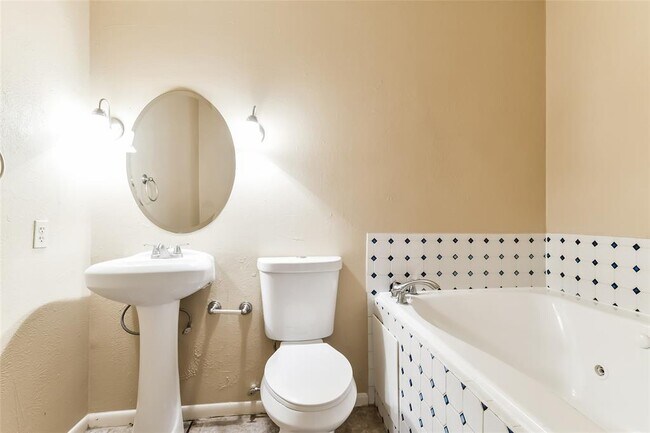 Building Photo - 5514 Edgebrook Forest Dr
