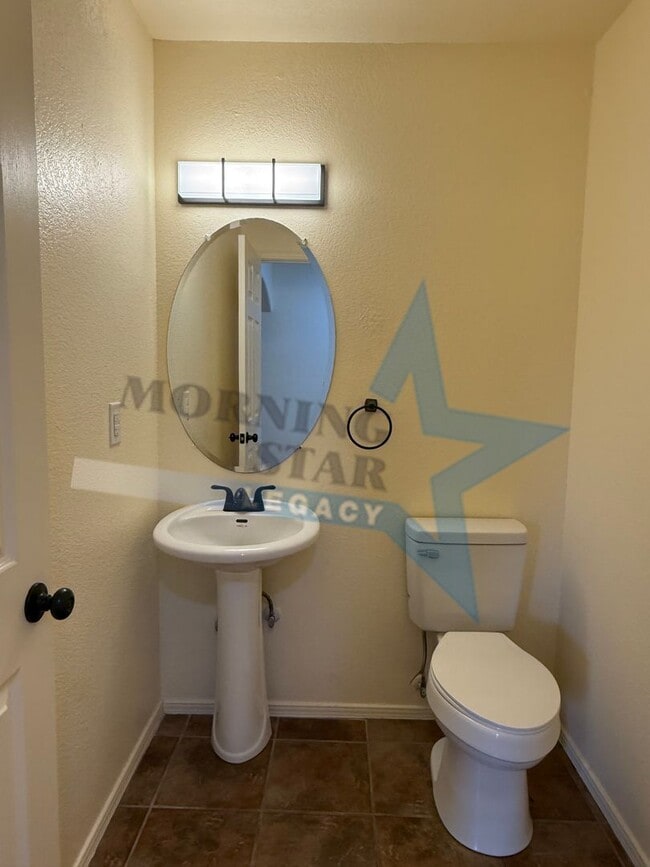 Building Photo - Inviting 3 bedroom 2.5 bath waiting to be ...