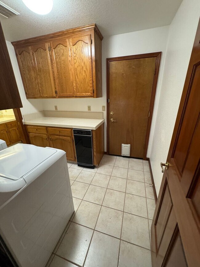 Building Photo - 2119 St Anton Dr