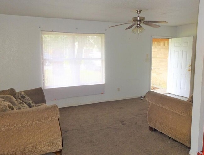 Building Photo - 6617 N Lincoln Dr