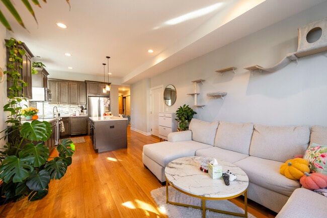 Building Photo - 2056 N Damen Ave