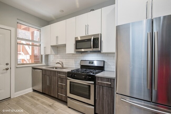 Building Photo - 637 E 49th St