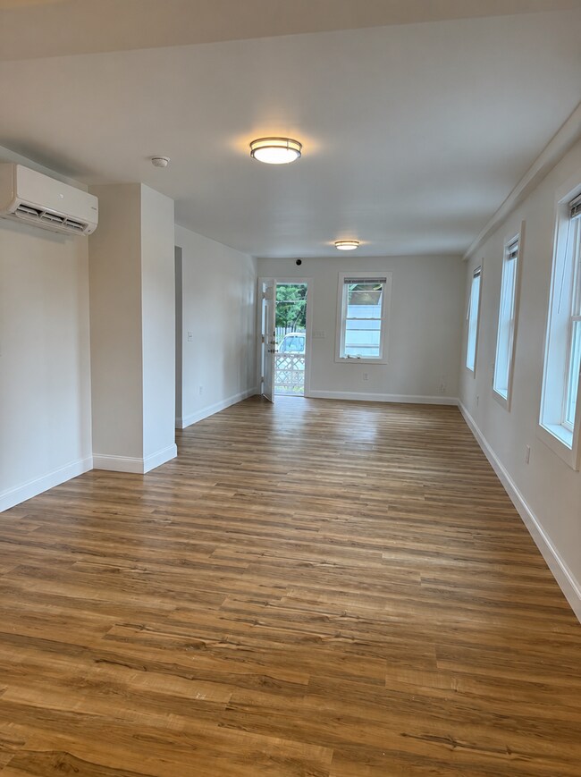Building Photo - Beautifully Updated Two Bedroom Townhouse!