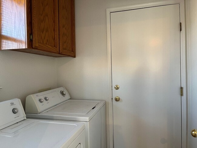 Building Photo - 686 Millbrook St