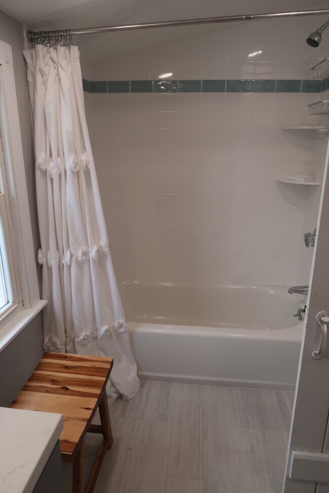 Tub and shower - 266 Cosey Beach Ave