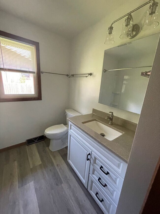 Building Photo - FULLY UPDATED 2-bedroom, 1-bath home (with bonus room) in Janesville