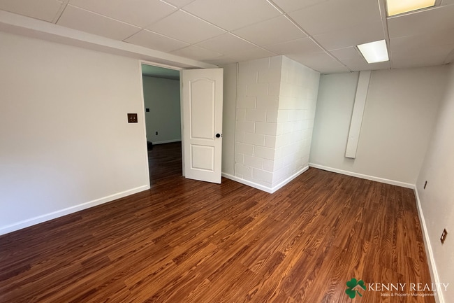 Building Photo - Spacious Remodeled 3 BD/2 BA Home, 2 Bonus Rooms & Large Backyard