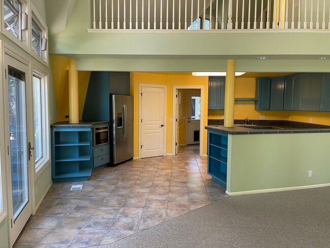 Building Photo - Amazing Riverfront Home for Rent