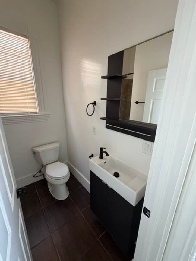 Building Photo - 1/2 Off First Month's Rent, 3Bdrm, 2.5Bath