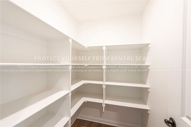 Building Photo - 142 N Broyles Ave