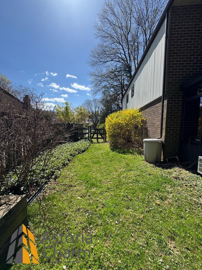 Building Photo - Spacious 5 Bedroom 3 Bath + Den Single Family Detached Home