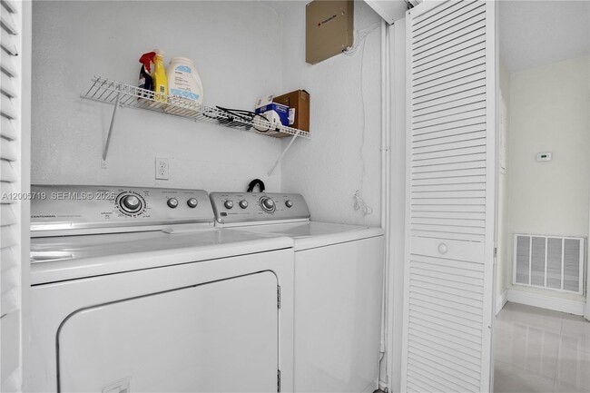 Building Photo - 6452 Custer St