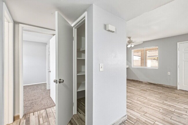 Building Photo - 1129 N Wedgewood Cir