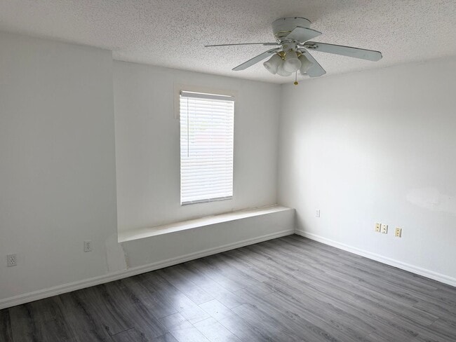 Building Photo - Large 2-Story 4 Bedroom 2.5 Bathroom House w/ Fenced in Yard - For Rent