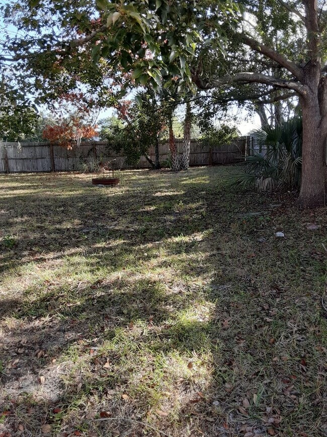 Building Photo - Split Floor Plan POOL HOME