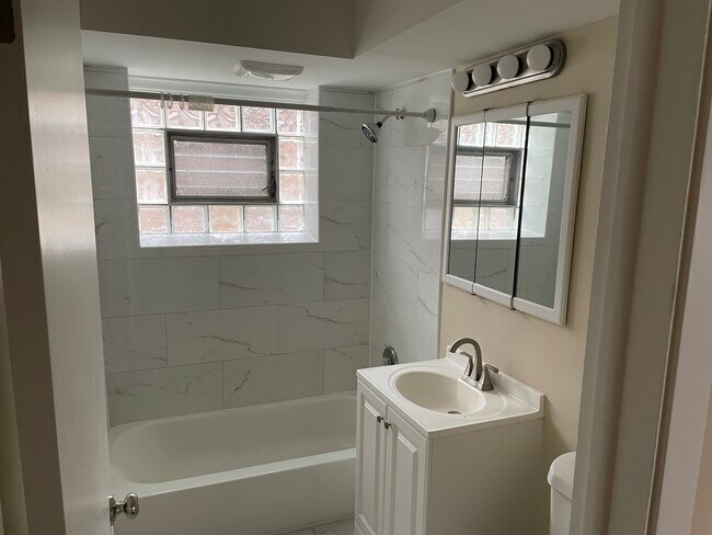 Building Photo - 1511 E Roosevelt Rd