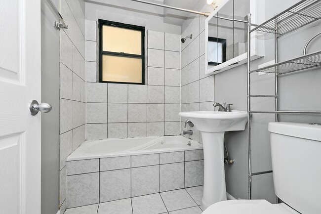 Building Photo - Beautiful 2Bed/1Bath in South Shore!