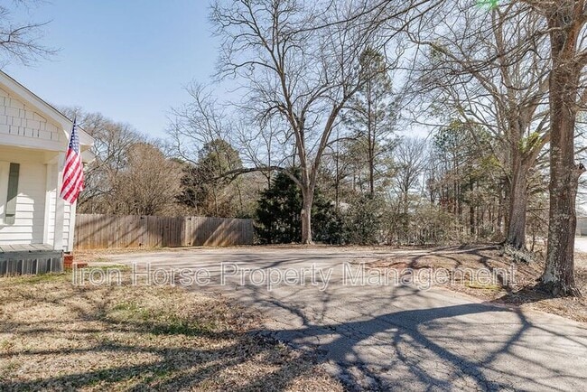 Building Photo - 2084 Broad St