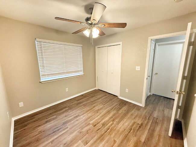 Building Photo - Spacious 3 Bedroom, 2 Bath Duplex with 1-C...