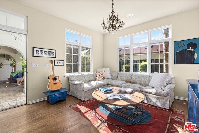 Building Photo - 537 N June St