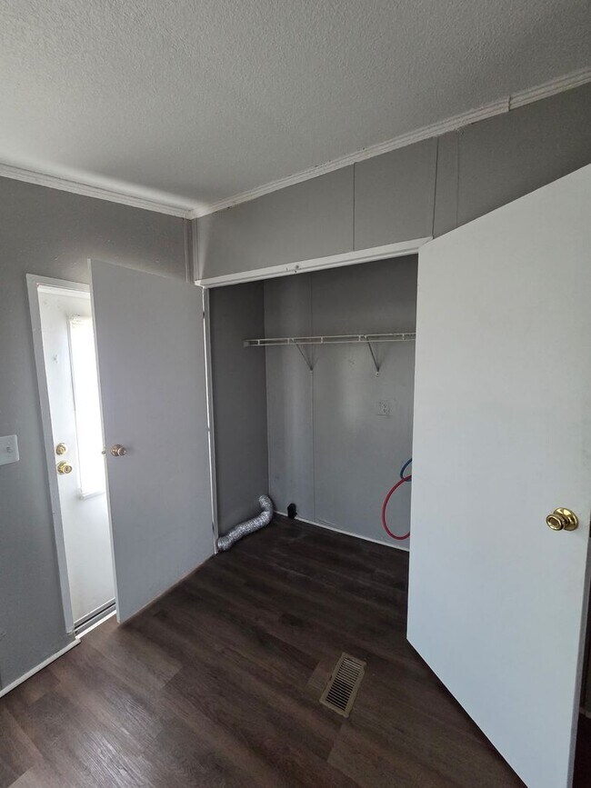 Building Photo - 3 Bed/2 Bath Mobile