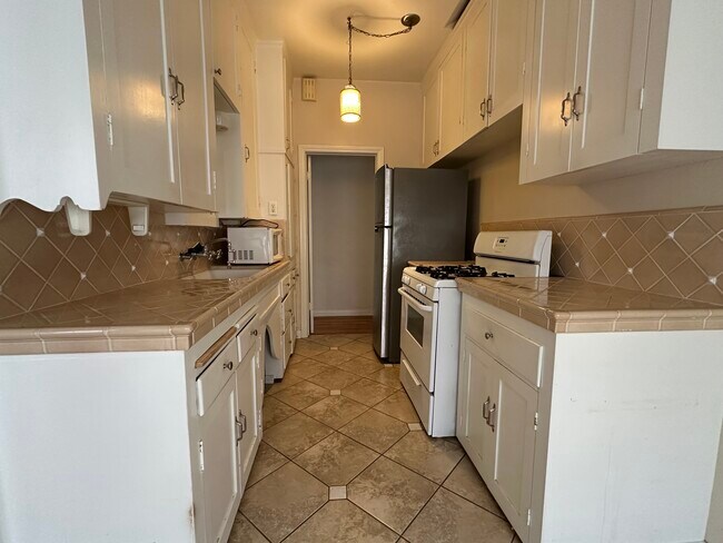 Kitchen - 1340 E Harvard St