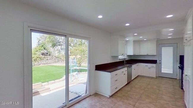 Building Photo - 845 La Grange Ave