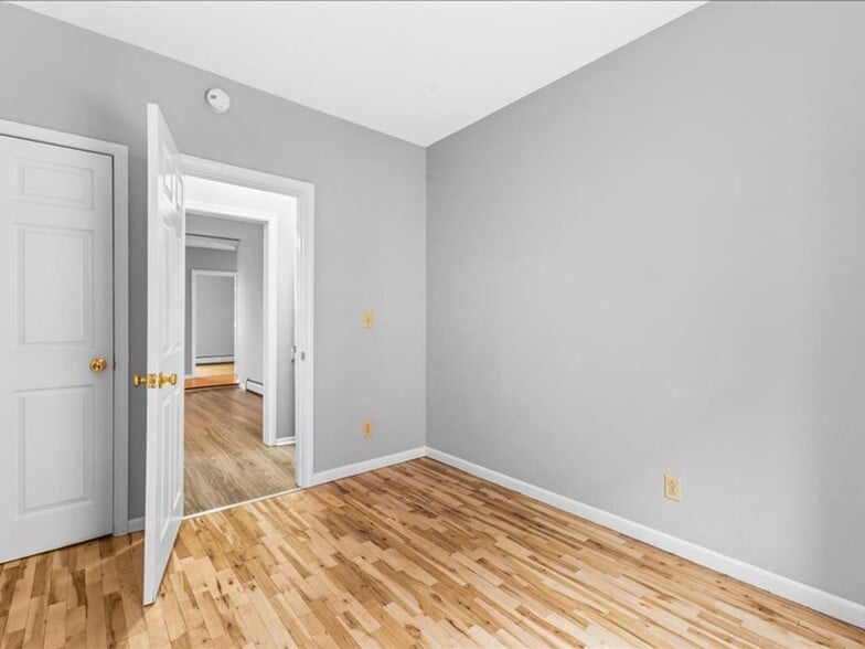 Building Photo - 158 Main St