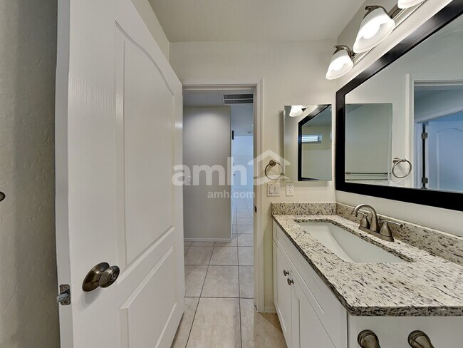 Building Photo - 11409 W Davis Ln