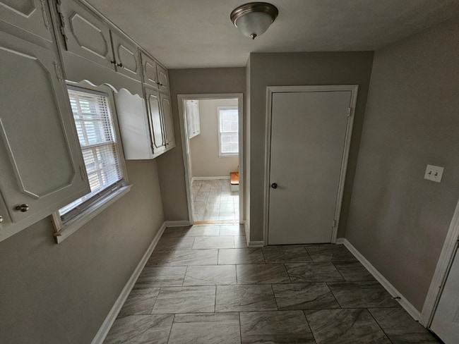 Building Photo - Massive 4BR/3BA Memphis Rental | Brick Fireplace & Built-Ins | Fenced Yard!