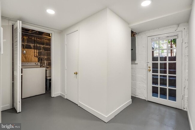 Building Photo - 1222 Oronoco St