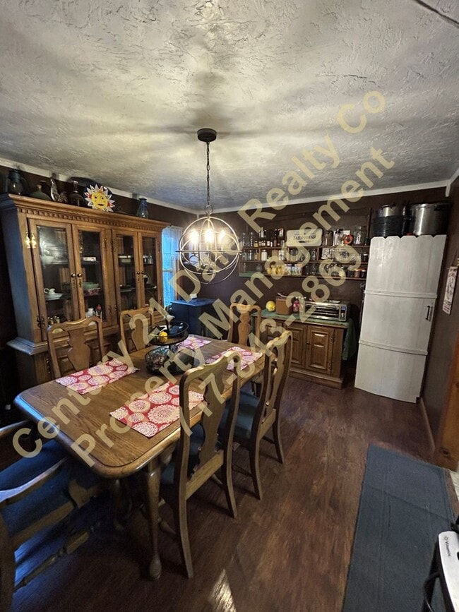 Building Photo - Large 3 Bedroom, 2 Bath Pet friendly home with off street parking and a 600sqft detached garage