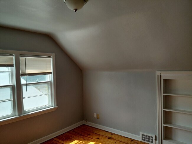 Building Photo - 4 bedroom, 2 full bath bungalow near Cedar and Warrensville