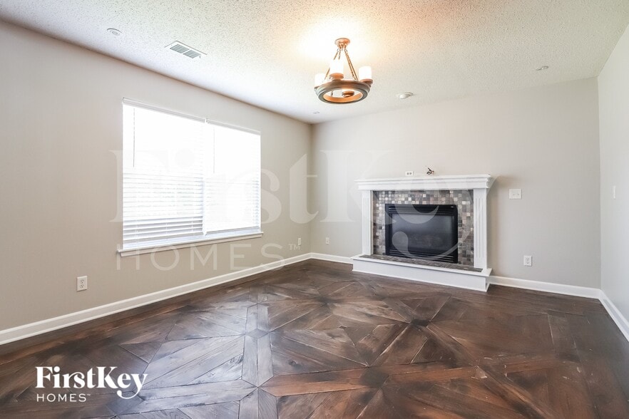 Building Photo - 1605 Cove Dr