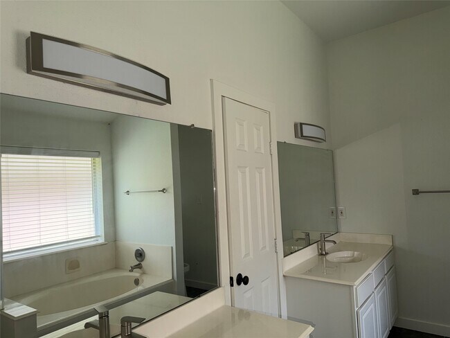 Building Photo - 2238 Pine Cone Dr