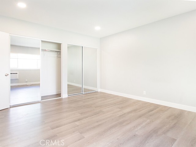 Building Photo - 2027 Vista Del Mar Ave