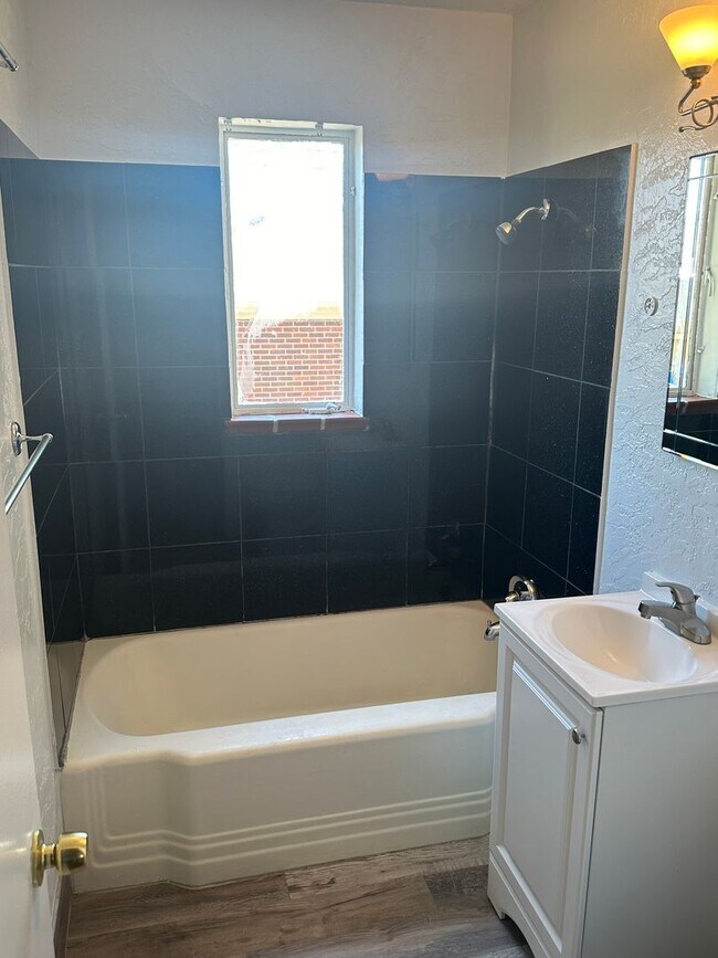 Building Photo - Fantastic 4 Bed 2 Bath 2 living rooms - Available 4/10/26