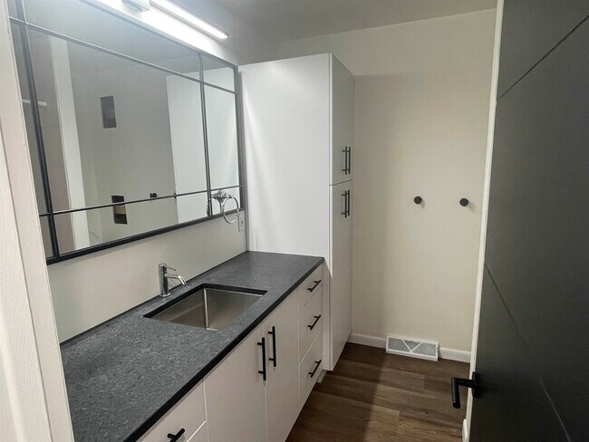 Building Photo - 2727 Florann Dr