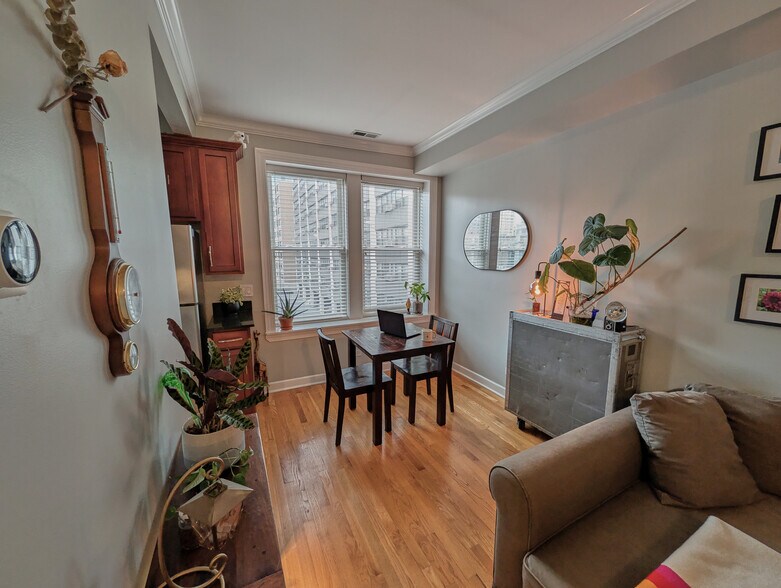 Building Photo - 534 1/2 W Belmont Ave