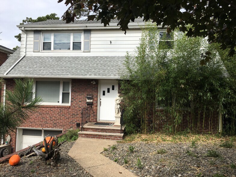 Quiet neighborhood. - 415 9th St