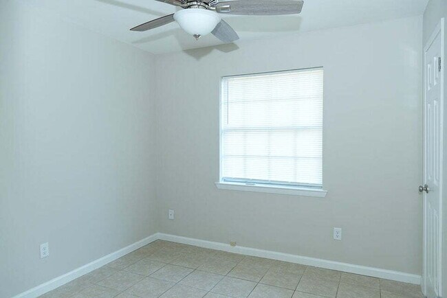 Building Photo - Coastal Charm Awaits: Cozy 3-Bedroom Home in Fort Walton Beach!