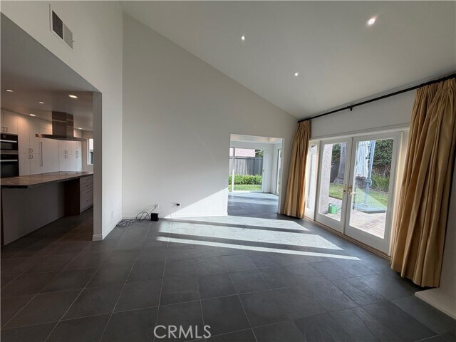 Building Photo - 15999 Via De Las Palmas